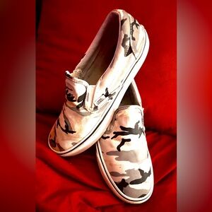 Vans Classic Slip Ons Camo Grey, True White, and black, Sz.9.5 Men/11 Women❤️‍🔥